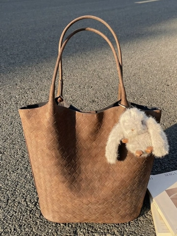 Damen Retro Gewebte Einkaufstasche Große Kapazität PU Leder Schultertasche Mit Plüsch Kaninchen Anhänger Mode Pendler Handtasche
