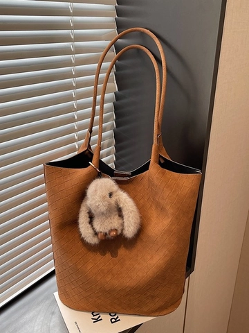 Damen Retro Gewebte Einkaufstasche Große Kapazität PU Leder Schultertasche Mit Plüsch Kaninchen Anhänger Mode Pendler Handtasche