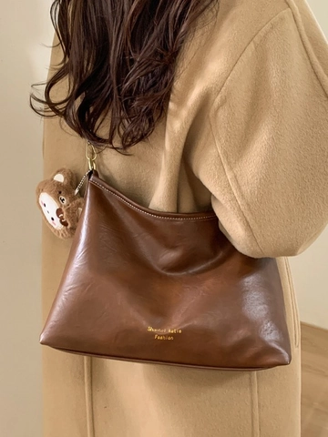 Women Minimalist PU Leather Crossbody Bag Large Capacity Retro Hobo Bag Urban Fashion Commuting Shoulder Bag with Plush Charm