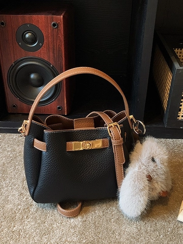 Women Retro Litchi Grain PU Leather Bucket Bag With Gold Twist Lock Shoulder Crossbody Bag With Plush Rabbit Pendant