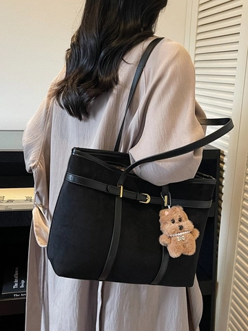 Sac Fourre-tout de Grande Capacité en Simili Daim Cuir PU Rétro pour Femmes Sac à Bandoulière de Navettage Décontracté d'Hiver Avec Pendentif en Peluche