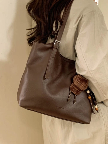 Damen Tote Bag Große Kapazität 2025 Neu Student Pendler Umhängetasche Retro Minimalistisch PU Leder Tasche Mit Kreativem Anhänger