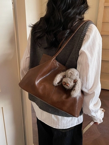 Sac Fourre-tout Femme en Cuir Synthétique Grande Capacité Avec Pendentif Lapin en Peluche Sac à Épaule Souple Mode de Rue