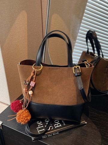 Borsa a Secchiello in Pelle PU Opaca Retrò per Donna Borsa a Mano con Giunzione Moda Con Ciondolo Pom Pom Borsa a Tracolla Versatile