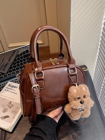 Bolso Boston de Cuero PU Vintage para Mujer Bolso de Hombro Retro con Amuleto de Felpa Bolso Cruzado Color Sólido