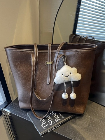 Sac Cabas Femme Grande Capacité en Cuir PU Avec Surpiqûres Contrastées Style Vintage Paresseux Sac à Épaule Pendentif Nuage Sac à Main