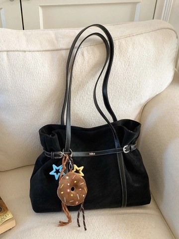 Damen Vintage PU Leder Tote Bag Große Kapazität Minimalistische Umhängetasche Mit Plüschanhänger Kontrastnähten Mode Handtasche