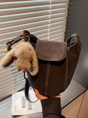 Bolso de Cubo de Cuero PU Vintage para Mujer Minimalista Costuras de Contraste Bolso de Hombro Con Colgante de Conejo Felpa