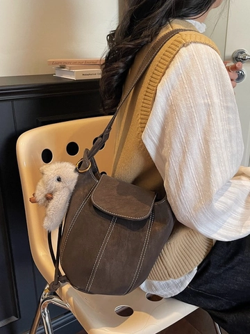 Bolso de Cubo de Cuero PU Vintage para Mujer Minimalista Costuras de Contraste Bolso de Hombro Con Colgante de Conejo Felpa