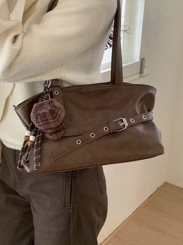Vintage PU Leather Shoulder Bag For Women Large Capacity Tote Bag With Belt Buckle Metal Eyelets And Hat Pendant Hobo Bag
