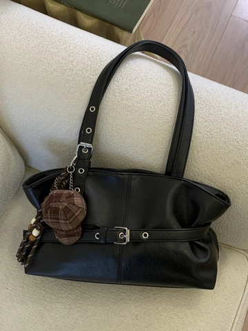 Vintage PU Leather Shoulder Bag For Women Large Capacity Tote Bag With Belt Buckle Metal Eyelets And Hat Pendant Hobo Bag