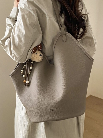 Sac Cabas Femme en Cuir PU Grande Capacité Sac à Épaule Vintage Grain Galet Avec Pendentif Ours en Option Sac Seau Décontracté Navette