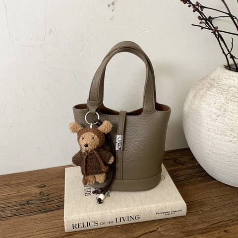 Bolso de Cubo para Mujer de Cuero PU con Patrón de Litchi y Colgante de Oso Bolso de Hombro Ajustable Vintage