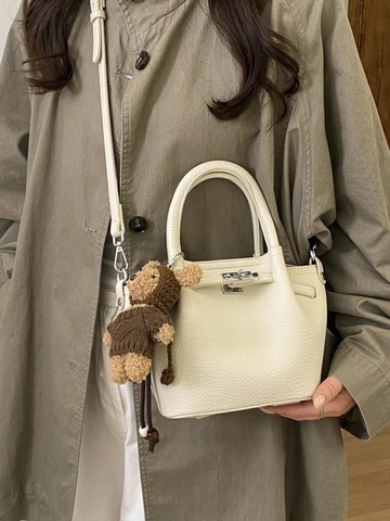 Sac à Main en Cuir PU Grainé de Litchi pour Femmes Grande Capacité Sac à Bandoulière Avec Pendentif Ours Sac Seau Chic