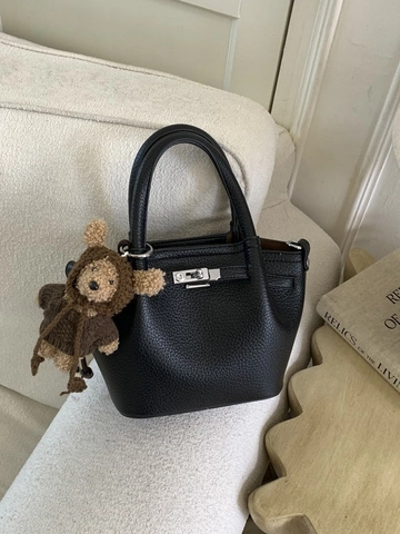 Sac à Main en Cuir PU Grainé de Litchi pour Femmes Grande Capacité Sac à Bandoulière Avec Pendentif Ours Sac Seau Chic