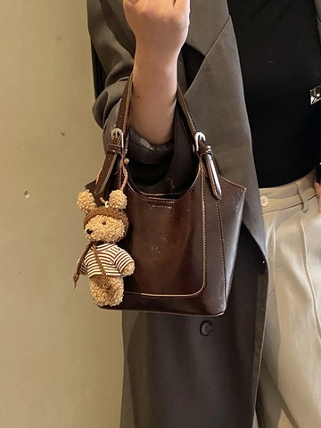 Fashion Retro PU Leather Bucket Bag For Women Solid Color Crossbody Handbag With Bear Charm Shoulder Bag Streetwear Style