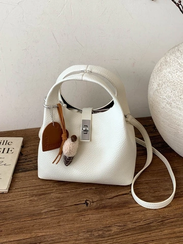 Sac Seau pour Femmes en Cuir PU Grain Litchi Rétro Fermoir en Métal Argenté Sac à Bandoulière de Navette Avec Pendentifs