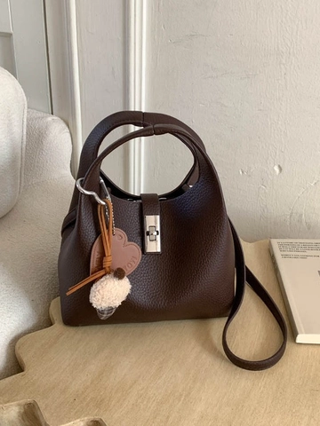 Sac Seau pour Femmes en Cuir PU Grain Litchi Rétro Fermoir en Métal Argenté Sac à Bandoulière de Navette Avec Pendentifs