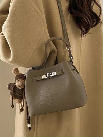 Sac Seau Vintage en Cuir PU pour Femmes Motif Litchi Sac à Main Minimaliste avec Serrure en Métal Argenté et Charme Ours en Peluche