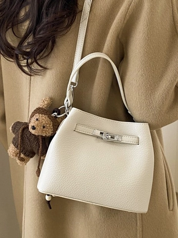 Sac Seau Vintage en Cuir PU pour Femmes Motif Litchi Sac à Main Minimaliste avec Serrure en Métal Argenté et Charme Ours en Peluche