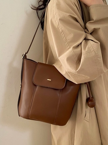 Bolso de Cubo de Cuero PU de Color Sólido Minimalista para Mujer Bolso de Hombro Retro para Viaje Diario Con Solapa y Colgante de Bola