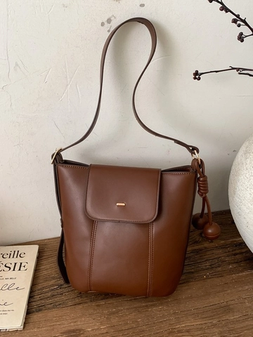 Bolso de Cubo de Cuero PU de Color Sólido Minimalista para Mujer Bolso de Hombro Retro para Viaje Diario Con Solapa y Colgante de Bola