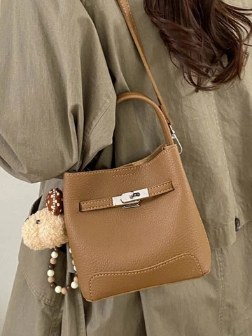 Bolso de Cubo de Cuero Granulado PU Retro para Mujer Con Colgante de Oso Bolso de Mano Cierre Bolso de Hombro Tendencia Calle