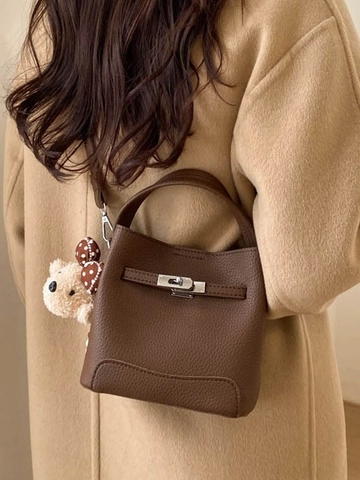 Bolso de Cubo de Cuero Granulado PU Retro para Mujer Con Colgante de Oso Bolso de Mano Cierre Bolso de Hombro Tendencia Calle