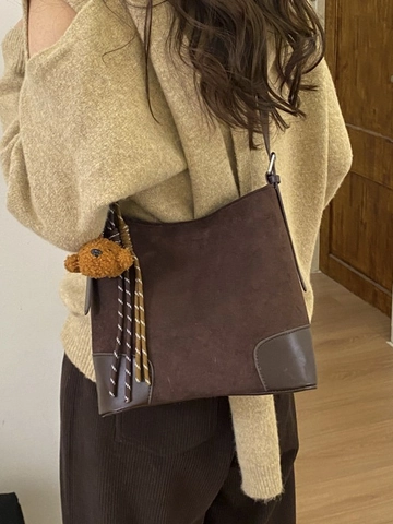 Borsa a Tracolla da Donna in Pelle PU con Texture Scamosciata Minimalista Retro Borsa a Spalla Versatile con Ciondolo a Orsetto