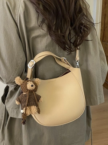 Sac Seau Femme en Cuir PU Motif Litchi Sac Bandoulière Rétro Forme Croissant Sac à Main Avec Pendentif Ours