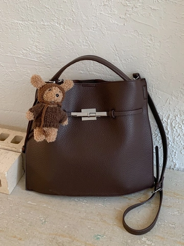 Sac Seau Minimaliste pour Femmes en Cuir PU Motif Litchi Sac à Main Avec Pendentif Ours Verrou Métallique Sac à Bandoulière Décontracté Rétro Tote