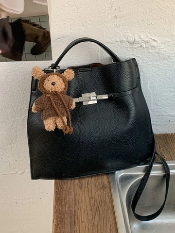 Sac Seau Minimaliste pour Femmes en Cuir PU Motif Litchi Sac à Main Avec Pendentif Ours Verrou Métallique Sac à Bandoulière Décontracté Rétro Tote