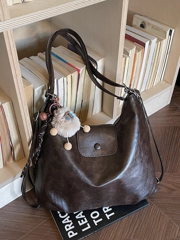 Sac Cabas Rétro en Cuir PU Grande Capacité pour Femmes Sac à Épaule Minimaliste avec Pendentif en Peluche Sac Hobo