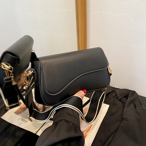 Sac à Épaule Selle en Cuir Synthétique Rétro pour Femmes Rabat Incurvé Sac Bandoulière Avec Large Sangle Accessoires Dorés