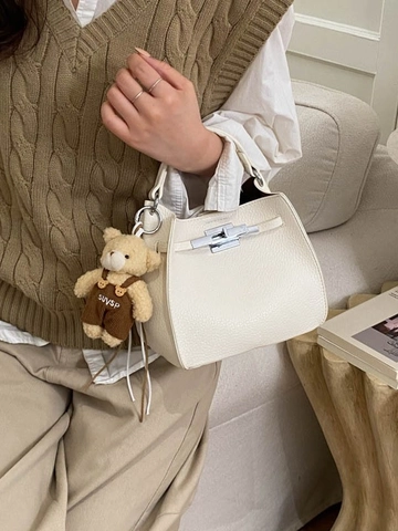 Sac Seau pour Femmes en Cuir PU Motif Litchi Simple Rétro Navette Épaule Bandoulière Mode Sac à Main Avec Charme d'Ours
