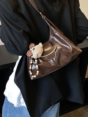 Bolso de Axila de Cuero PU Plisado Vintage Para Mujer Bolso de Hombro de Color Sólido Con Colgante de Oso Hebilla de Metal