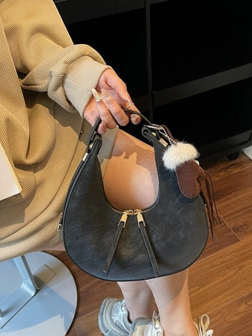 Damen Vintage PU Halbmond Achseltasche Minimalistische Schultertasche mit Plüsch Anhänger Täglich Casual Fashion Hobo Bag