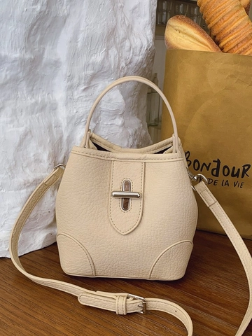 Bolso de Cubo de Mujer de Cuero PU con Textura de Lichi Bolso de Hombro con Cierre de Metal y Colgante de Perro de Peluche