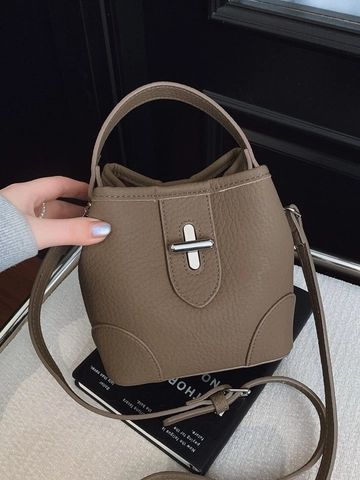 Bolso de Cubo de Mujer de Cuero PU con Textura de Lichi Bolso de Hombro con Cierre de Metal y Colgante de Perro de Peluche