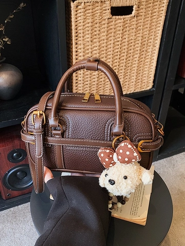 Sac Boston Rétro Femme Épissage Cuir PU Surpiqûres Sac à Main Mode Sac Bandoulière Avec Pendentif Ours en Peluche