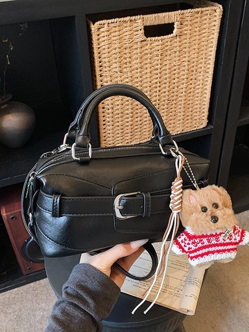 Sac à Main Boston en Cuir PU Vintage pour Femmes Décoration de Boucle de Ceinture Sac à Bandoulière avec Pendentif en Peluche