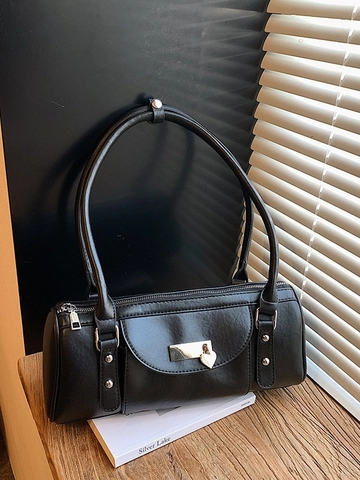 Bolso de Axila de Cuero PU Retro para Mujer Forma de Barril Color Sólido Bolso de Hombro Con Colgante de Corazón Remaches Bolso Boston