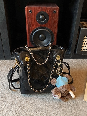 Sac Seau Matelassé en Cuir PU pour Femmes Avec Poignée en Chaîne et Pendentif Ours Sac Bandoulière Géométrique