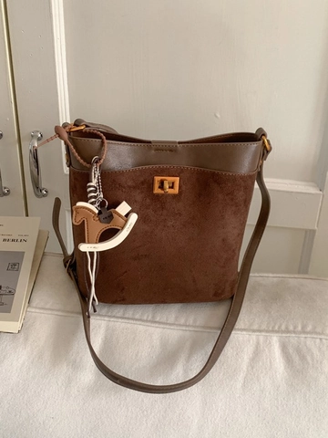 Vintage Mattierte PU Leder Beuteltasche Für Damen Mode Streetwear Pendler Umhängetasche Mit Rodeo Pferd Anhänger