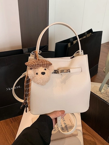 Women PU Leather Bucket Bag Kelly Style Metal Twist Lock Handbag With Shoulder Strap Lychee Texture Chic Bear Charm Bag