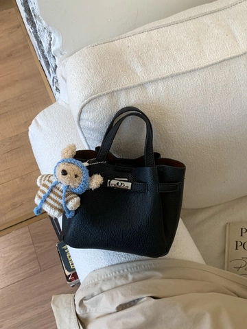 Borsa a Spalla Vintage in PU con Texture Litchi per Donna con Ciondolo a Orsetto Elegante Design a Secchiello per Pendolari