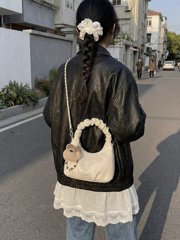 Sac Nuage Plissé Élégant pour Femmes Sac Bandoulière en Cuir PU Poignée Froncée Sac Demi-Lune Avec Chaîne et Pendentif Ours