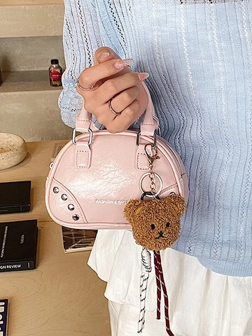 Bolso de Hombro de PU Cuero de Tendencia Callejera para Mujer con Remaches de Patchwork y Colgante de Oso de Moda Diario