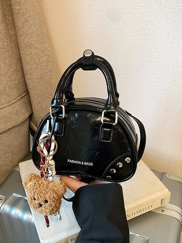 Bolso de Hombro de PU Cuero de Tendencia Callejera para Mujer con Remaches de Patchwork y Colgante de Oso de Moda Diario