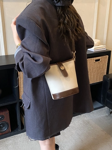 Bolso de Cubo para Mujer de Cuero PU de Color Contraste Estilo Retro Bolso Bandolera Con Cerradura de Metal Costura Decorativa Moda